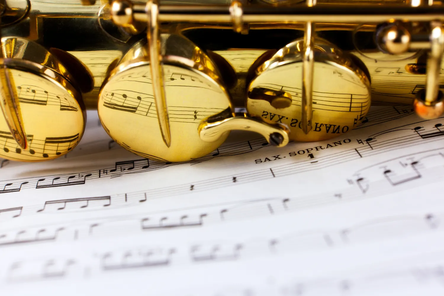 Dlaczego saksofon to instrument dęty drewniany?